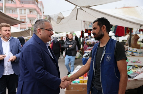 Başkan Özarslan pazar esnafını ziyaret etti
