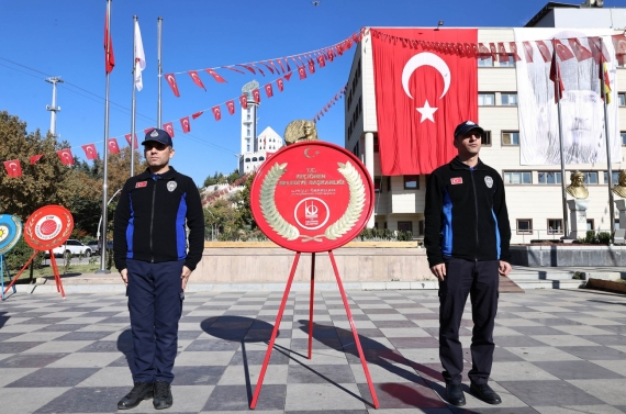 Cumhuriyet Bayramı kutlamaları çelenk sunma ile başladı