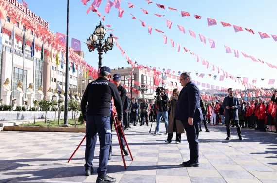 Cumhuriyet Bayramı kutlamaları çelenk sunma ile başladı