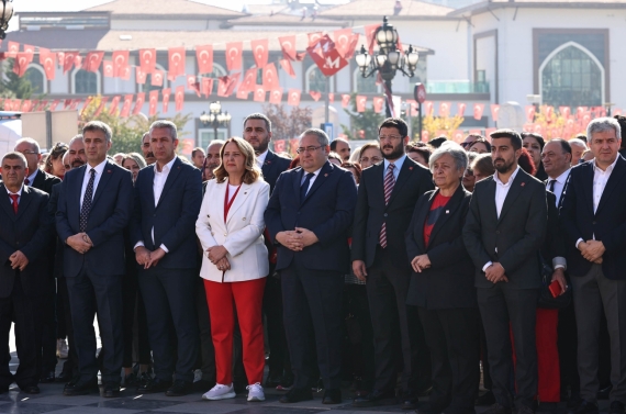 Cumhuriyet Bayramı kutlamaları çelenk sunma ile başladı