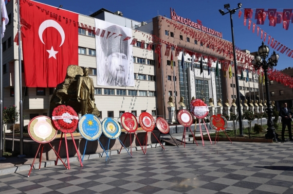 Cumhuriyet Bayramı kutlamaları çelenk sunma ile başladı