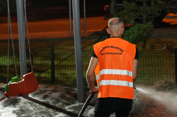 Gündüz sokaklar gece parklar yıkanıyor