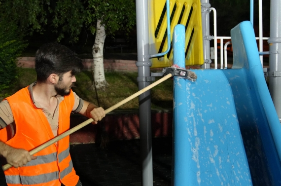 Gündüz sokaklar gece parklar yıkanıyor