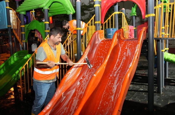 Gündüz sokaklar gece parklar yıkanıyor