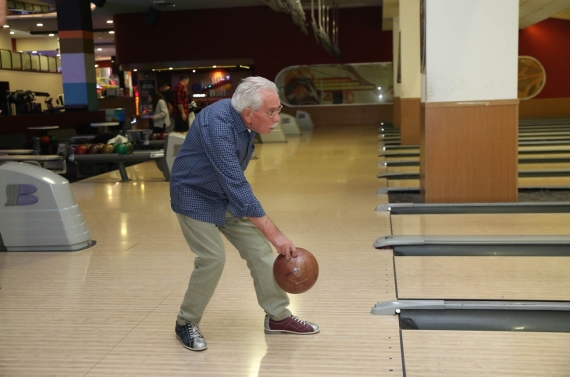 Huzurevi sakinleri bowling ile eğlendi