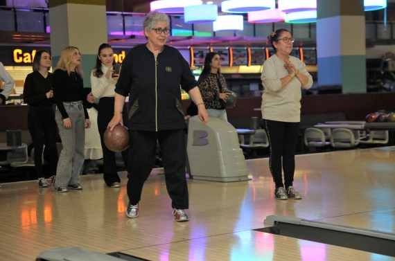 Huzurevi sakinleri bowling ile eğlendi