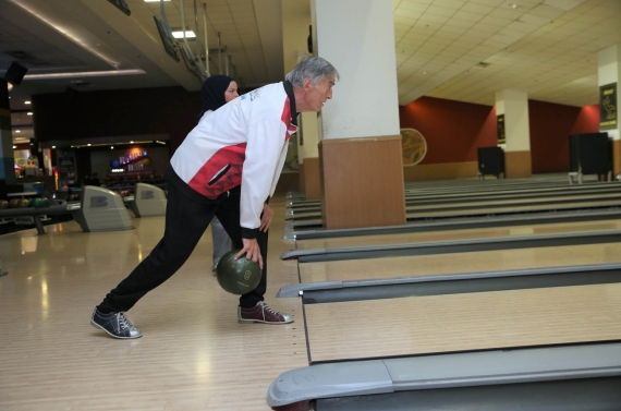 Huzurevi sakinleri bowling ile eğlendi