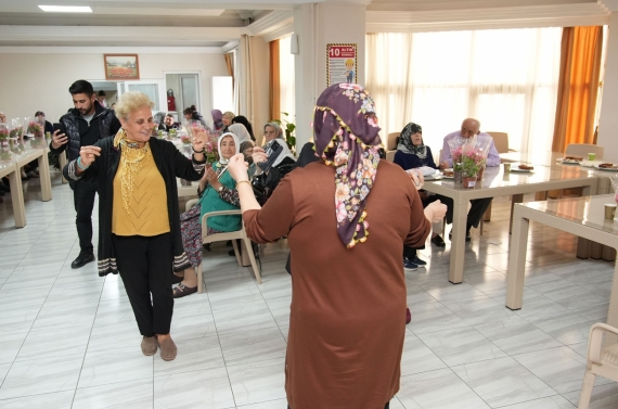 Huzurevinde Anneler Günü kutlaması