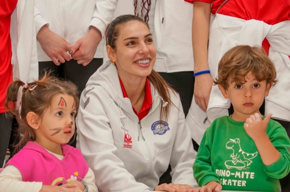 Kadın Voleybol Takımı çocuklar ve gençlerle buluştu