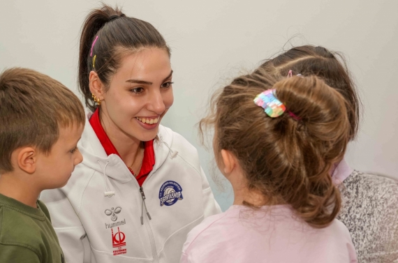 Kadın Voleybol Takımı çocuklar ve gençlerle buluştu