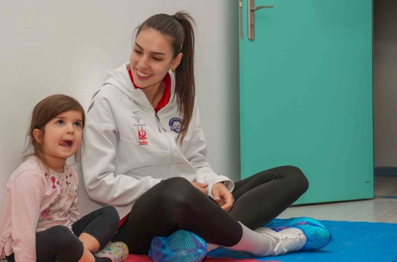 Kadın Voleybol Takımı çocuklar ve gençlerle buluştu