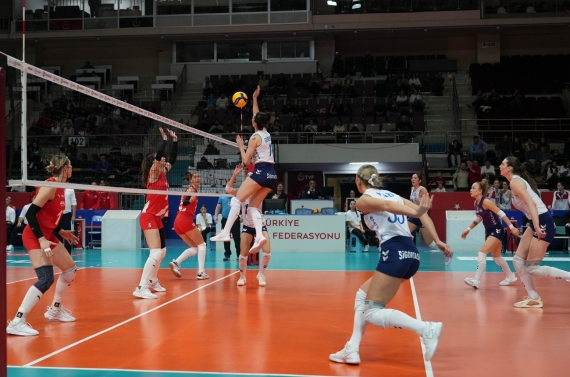 Kadın Voleybol Takımından 3-0’lık Galibiyet