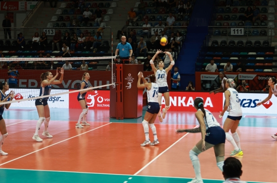 Kadın voleybol takımından ilk maç ilk galibiyet