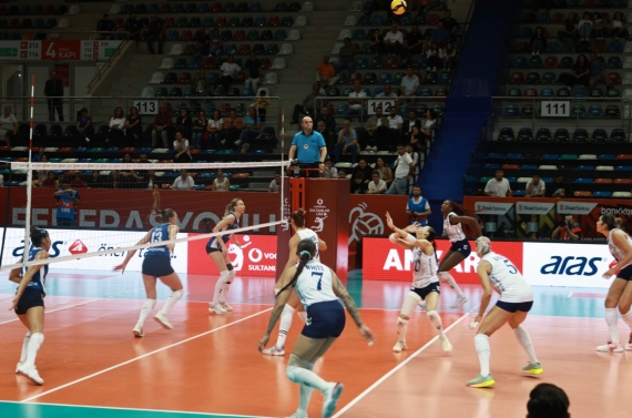 Kadın voleybol takımından ilk maç ilk galibiyet