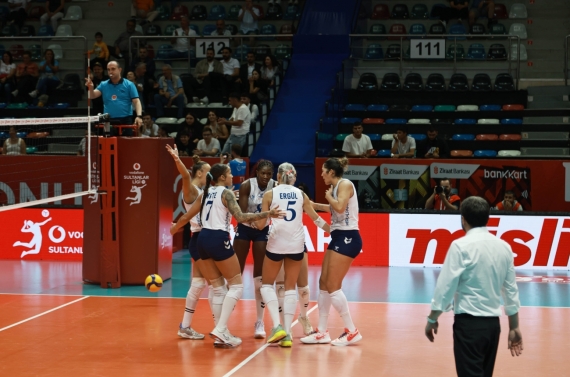 Kadın voleybol takımından ilk maç ilk galibiyet