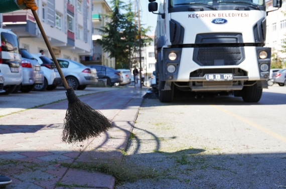 Keçiören`de mevsimlik budama çalışması