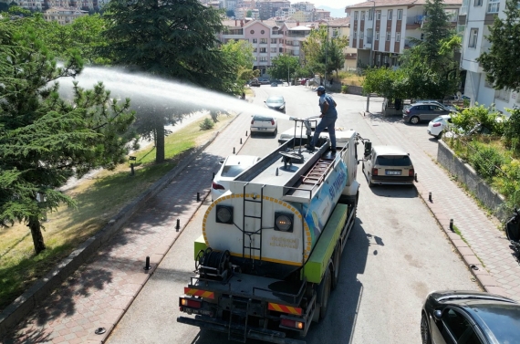 Parklar doğa dostu gübreyle yeşilleniyor