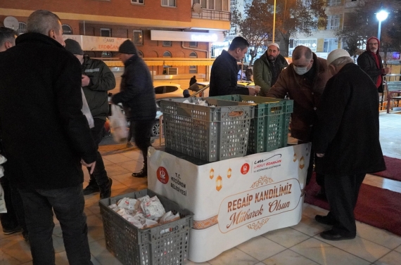 Regaip Kandili`nde lokma ve kandil simidi ikramı