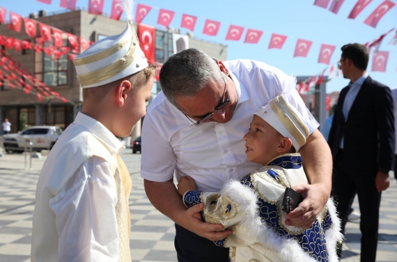 Sünnet çocukları hem gezdiler hem de eğlendiler