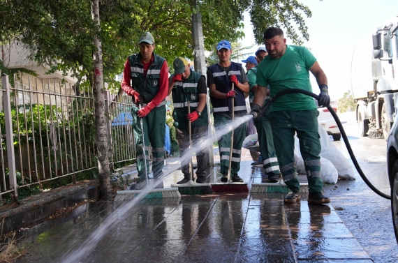 Temiz Sokak sloganıyla 51 mahalle yıkanıyor