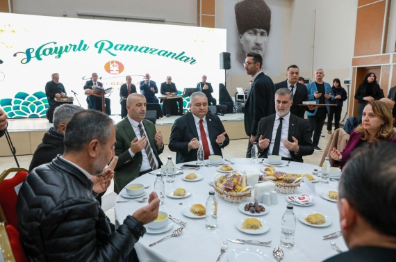 Başkan Özarslan ilk iftarı otobüs esnafı ile yaptı