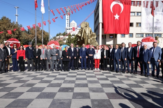 Cumhuriyet Bayramı kutlamaları çelenk sunma ile başladı