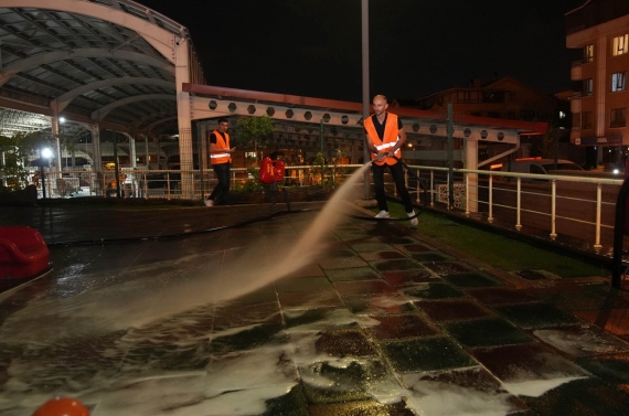 Gündüz sokaklar gece parklar yıkanıyor