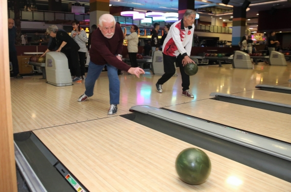 Huzurevi sakinleri bowling ile eğlendi